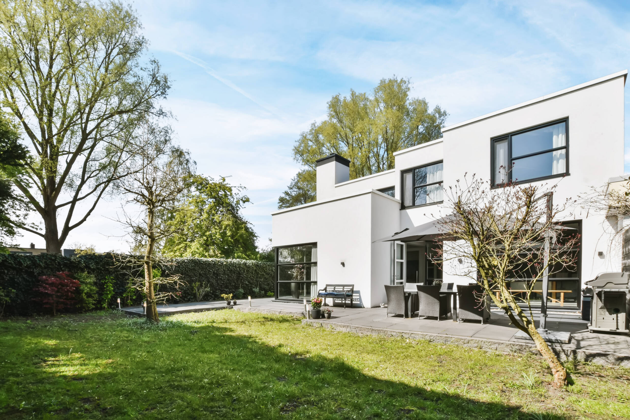 Ruime en lichte interieurfoto van een woonkamer of keuken