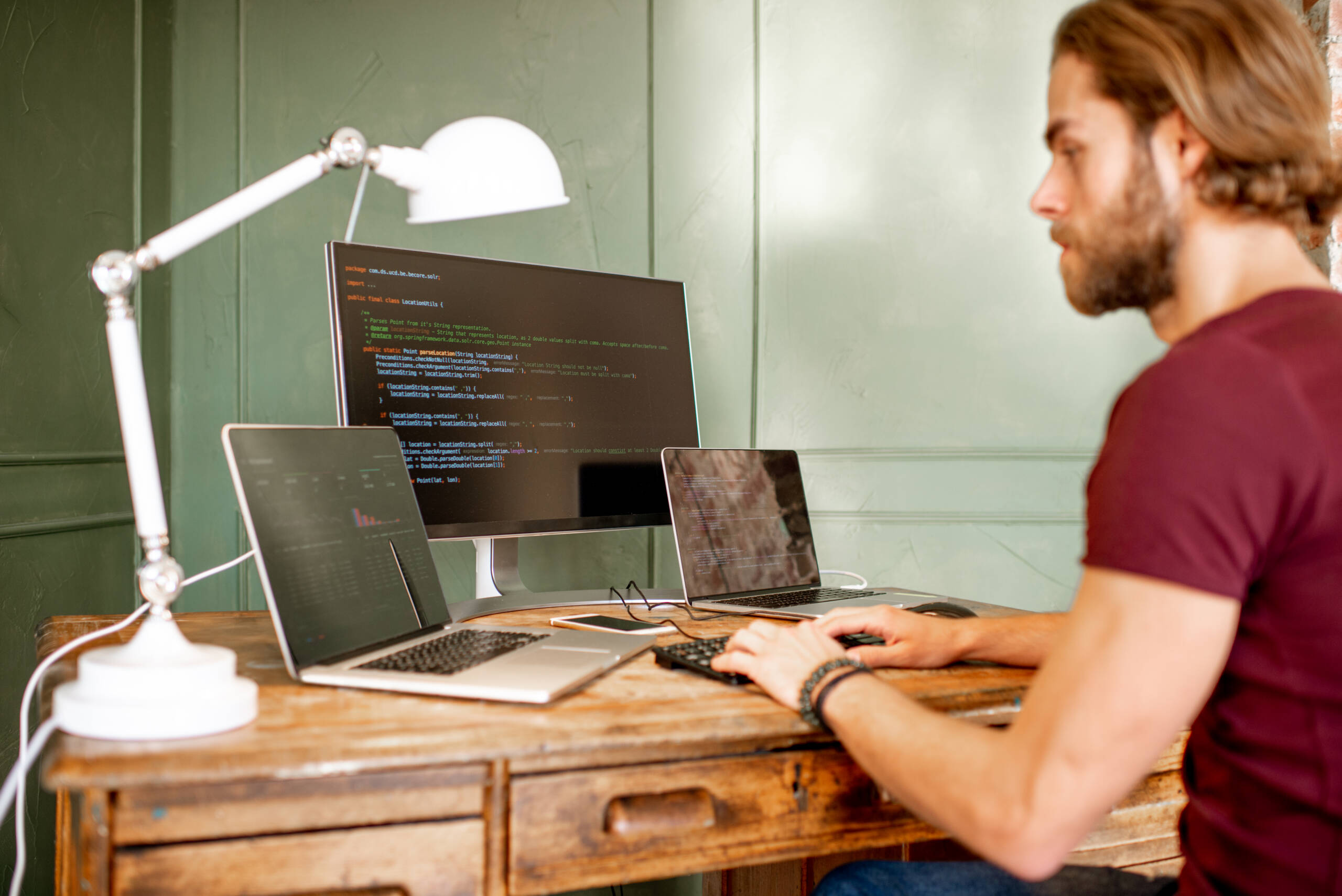 Webdeveloper aan het werk met code op scherm
