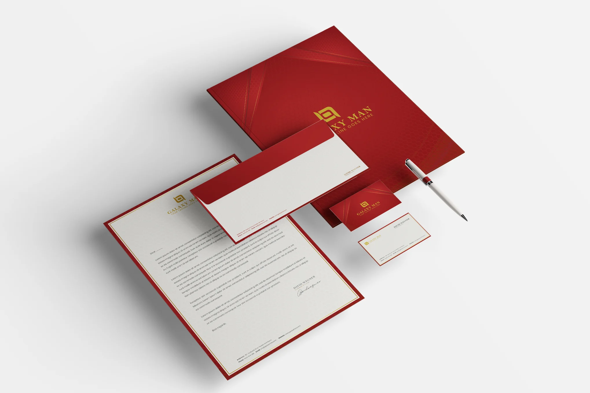 Organiseerde flat lay van diverse huisstijlelementen zoals briefpapier en visitekaartjes